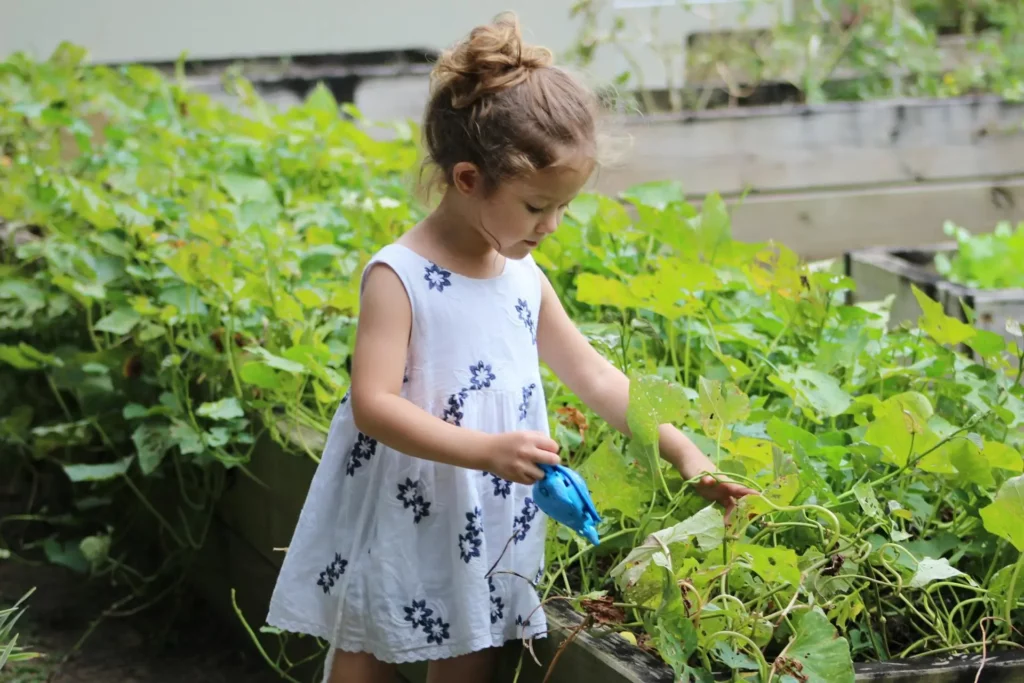 enfant qui jardine jardiversité